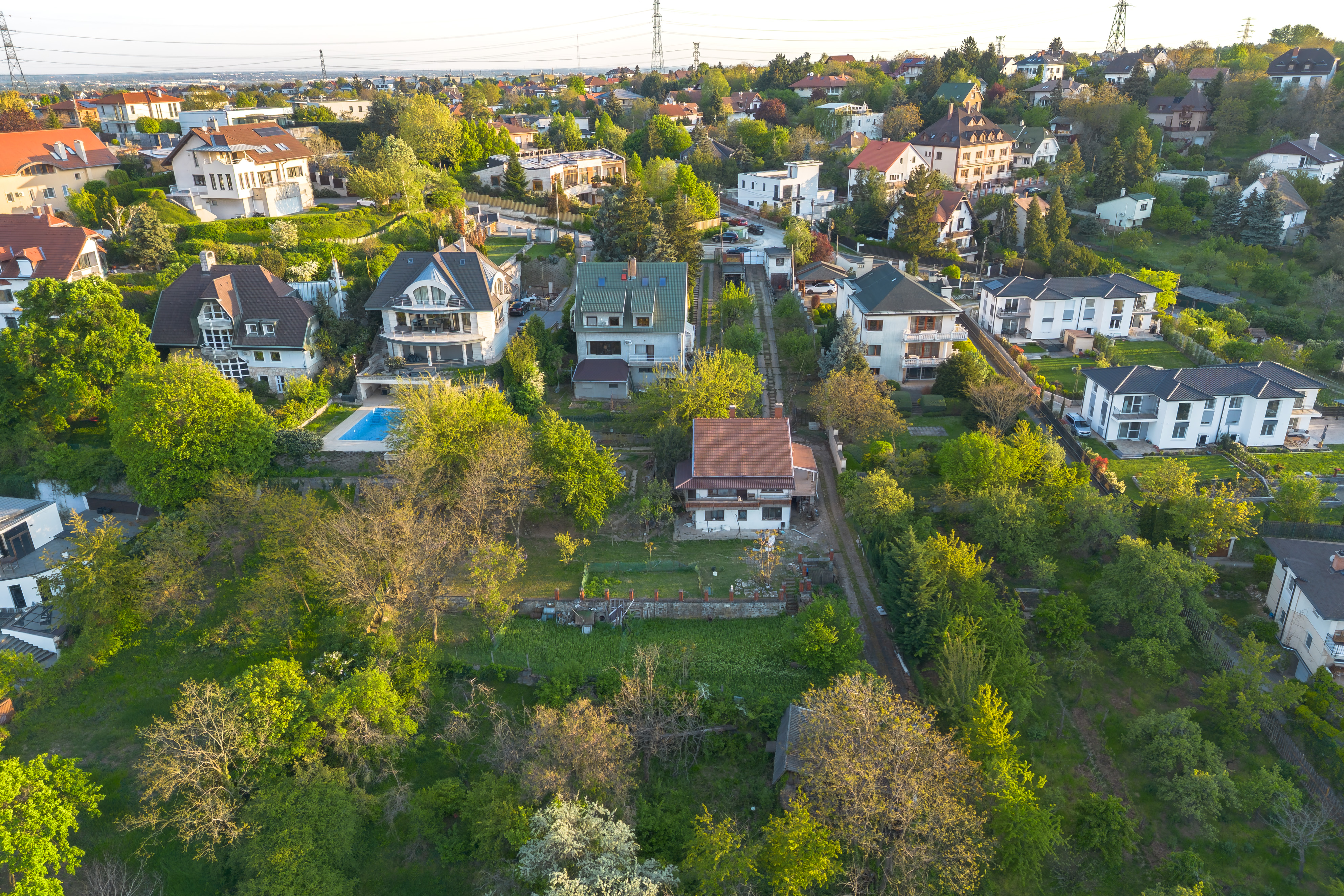 Légifotó a telekről és a villanegyedről