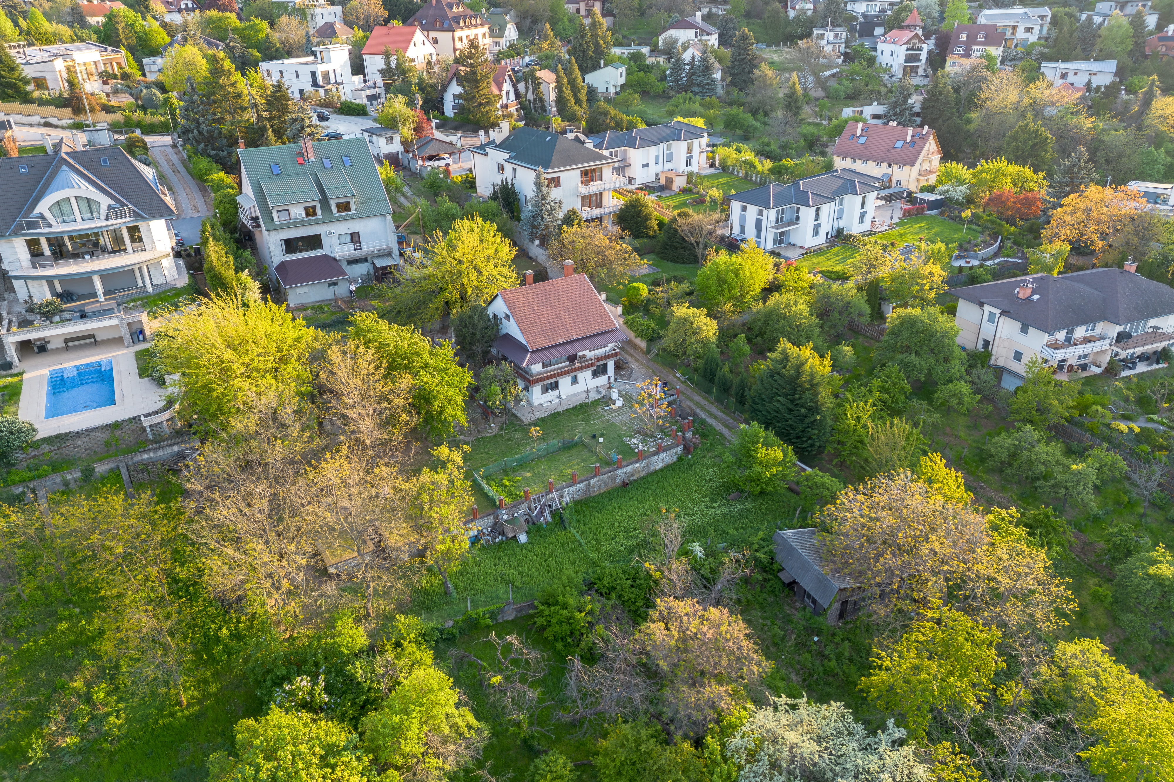A telek és a meglévő ház felülről