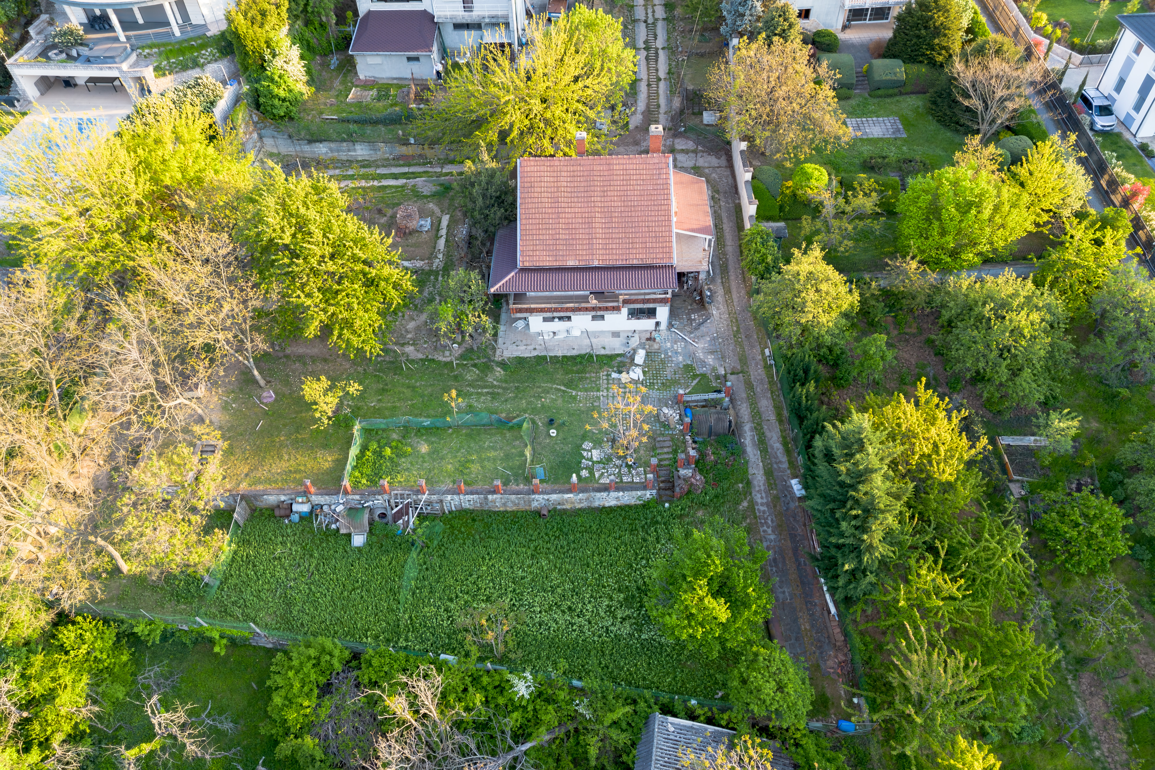 Függőleges légifotó a kertről